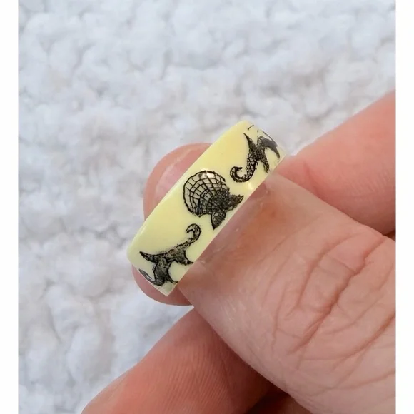 (VTG) Cream/Black Scrimshaw-Style Mermaid/Seashell Nautical-Themed Carved Ring - Picture 3 of 11